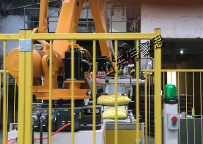 為什么說活性炭碼垛機械手是安全易操作的機器人設備？
