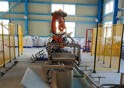為什么越來越多的企業(yè)使用化肥碼垛機器人