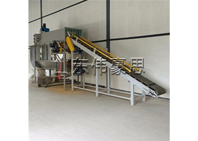 氧化鋁自動(dòng)拆包設(shè)備 自動(dòng)破袋機(jī)試機(jī)現(xiàn)場